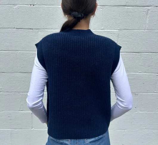 Kinross Cashmere - Sleeveless Ribbed Sweater Vest in Navy